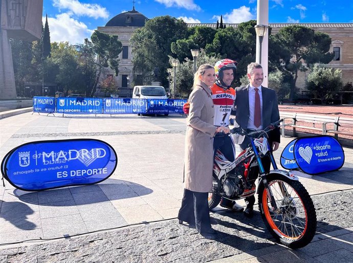 La concejala delegada de Deporte del Ayuntamiento de Madrid, Sonia Cea, y el Consejero de Cultura, Turismo y Deporte de la Comunidad de Madrid, Mariano de Paco, junto al piloto de trial Toni Bou, 33 veces campeón del mundo.