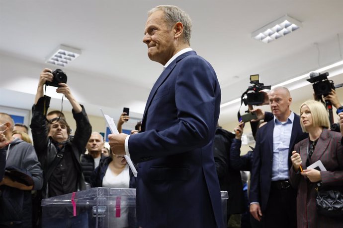 October 16, 2023: Warszawa 15.10.2023 Wybory parlamentarne. PrzewodniczAcy Platformy Obywatelskiej Donald Tusk zaglosowal w Obwodowej Komisji Wyborczej nr 590 przy ul. Hawajskiej 7 na warszawskim Ursynowie.,Image: 813873458, License: Rights-managed, R