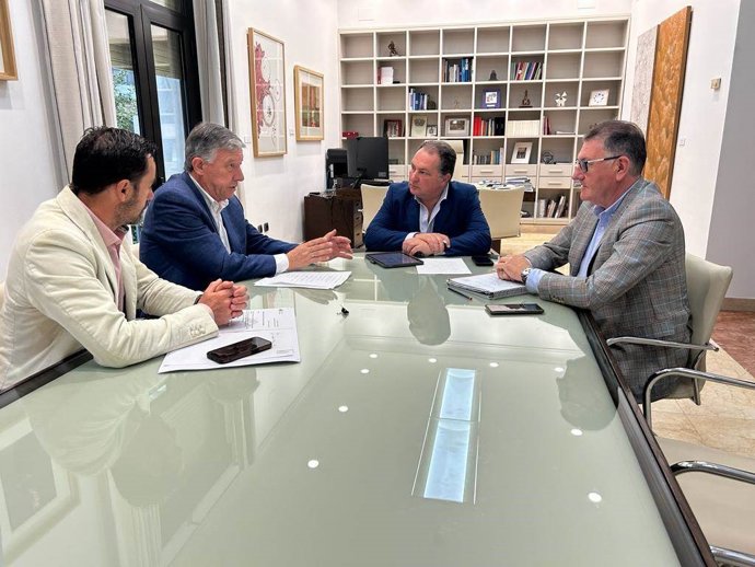 Imagen de la reunión entre el presidente de la Diputación de Huelva, David Toscano, y el alcalde de Palos de la Frontera, Carmelo Romero.