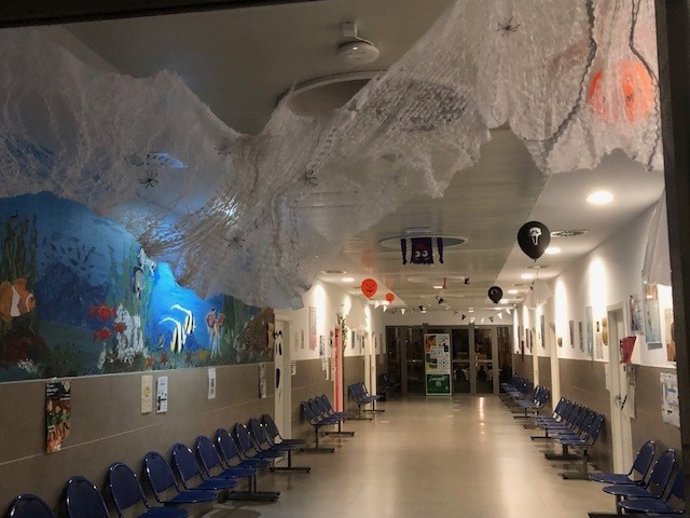 La zona de Pediatría del centro de salud de El Torrejón decorada con elementos de Halloween.