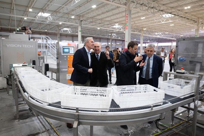 El presidente del Gobierno de Aragón, Jorge Azcón, y el presidente de Bonrea, Jaume Alsina, en el centro de producción de Épila.