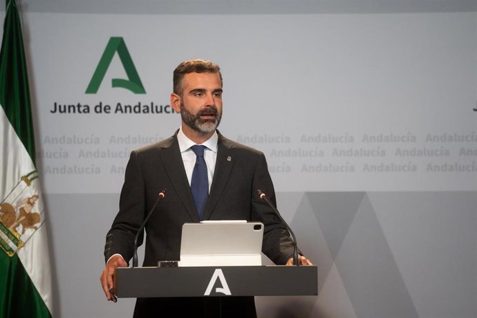 El consejero de Sostenibilidad, Medio Ambiente y Economía Azul de la Junta de Andalucía y portavoz del gobierno, Ramón Fernández-Pacheco, en la rueda de prensa posterior al Consejo de Gobierno de la Junta de Andalucía en el Palacio de San Telmo, a 24 de