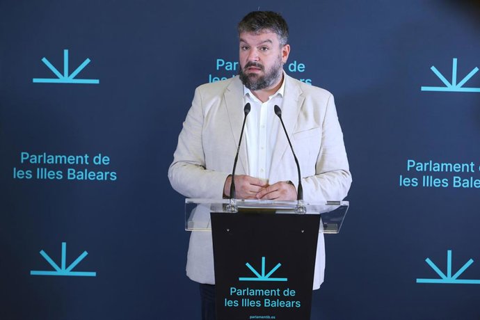 Archivo - El portavoz de MÉS per Mallorca en el Parlament, Lluís Apesteguia.