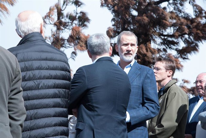 Los Reyes de España, Felipe VI (3i) y Doña Letizia, visitan a los alcaldes de los municipios afectados por el incendio forestal, en el Mirador de Chipeque, a 24 de octubre de 2023, en Santa Úrsula, Tenerife, Canarias (España). Durante su visita a la isl