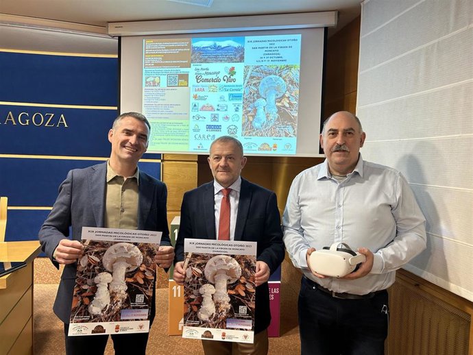 El alcalde de San Martín de Moncayo, Jacob Ramírez; el diputado provincial, Eduardo Arilla; y el presidente de la Asociación Micológica San Martín de Moncayo, Jesús Lamata.