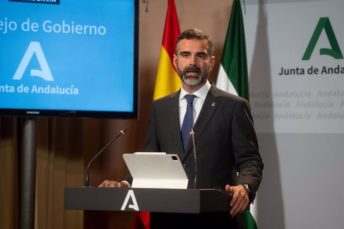 El consejero de Sostenibilidad, Medio Ambiente y Economía Azul de la Junta de Andalucía y portavoz del gobierno, Ramón Fernández-Pacheco, en la rueda de prensa posterior al Consejo de Gobierno de la Junta de Andalucía en el Palacio de San Telmo, a 24 de