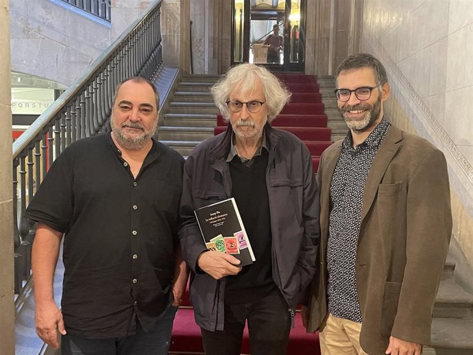 El editor Jordi Cornudella, el historiador Josep Maria Fradera y el director de la Fundació Pla Francesc Montoro, en la presentación de 'La inflació alemanya' de Josep Pla