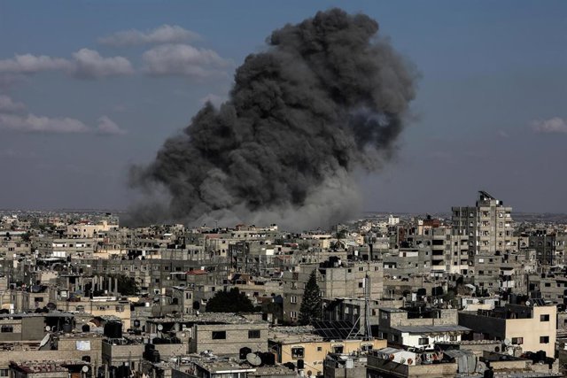 Una columna de humo tras un bombardeo de Israel contra Jan Yunis, en el sur de la Franja de Gaza
