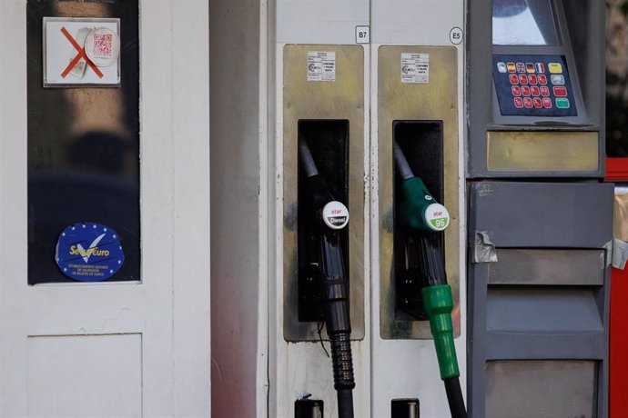 Dispensadores de carburante en una gasolinera