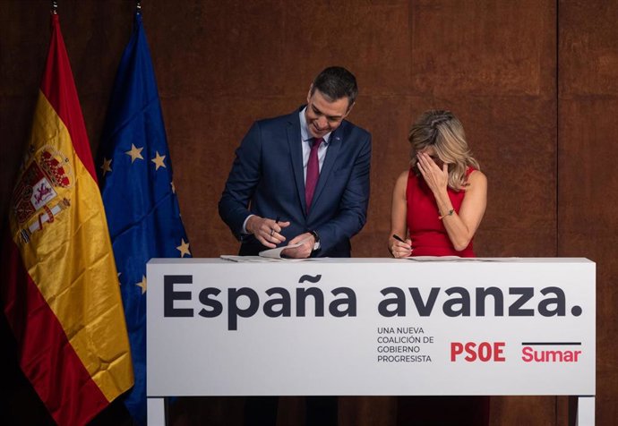 El presidente del Gobierno en funciones, Pedro Sánchez y la líder de Sumar y vicepresidenta segunda del Gobierno y ministra de Trabajo en funciones, Yolanda Díaz, firman un acuerdo para un Gobierno de coalición.