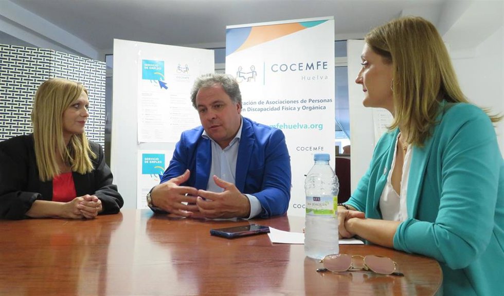 El delegado de Empleo, Empresa y Trabajo Autónomo, Juan Carlos Duarte, durante su visita a la sede de la Confederación Española de Personas con Discapacidad Física y Orgánica (Cocemfe) en Huelva.