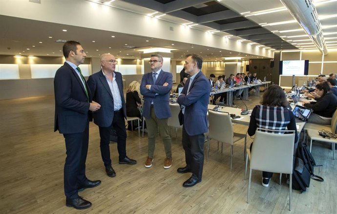 O conselleiro do Mar, Alfonso Villares, acompañado polo director xeral de Pesca, Acuicultura e Innovación Tecnolóxica, Antonio Basanta, participa na inauguración das sesións dos grupos de traballo do Consello Consultivo das Augas Occidentais, CC SUR.