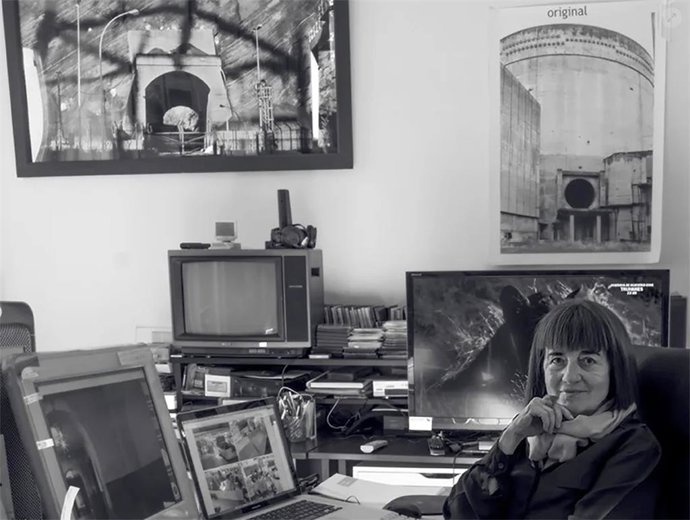 La artista Marisa González, en su estudio