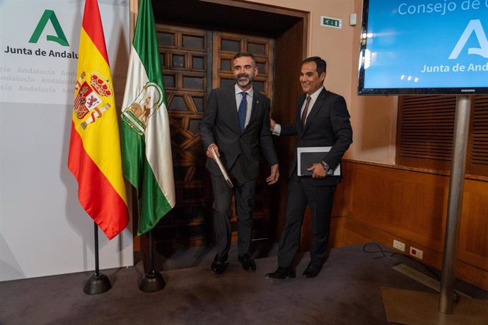 El consejero de Sostenibilidad, Medio Ambiente y Economía Azul de la Junta de Andalucía y portavoz del gobierno, Ramón Fernández-Pacheco, (i) junto el consejero de Justicia, Administración Local y Función Pública José Antonio Nieto Ballesteros (d) en la