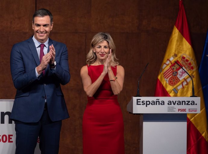 El presidente del Gobierno en funciones, Pedro Sánchez y la líder de Sumar y vicepresidenta segunda del Gobierno y ministra de Trabajo en funciones, Yolanda Díaz, aplauden tras firmar un acuerdo para un Gobierno de coalición progresista, en un acto públic