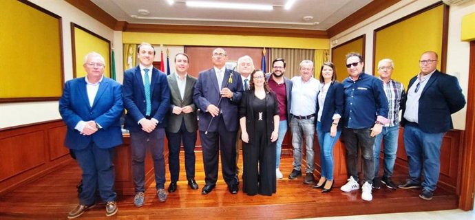 Arturo Grima, nuevo alcalde de Turre (Almería), junto a miembros del PP.