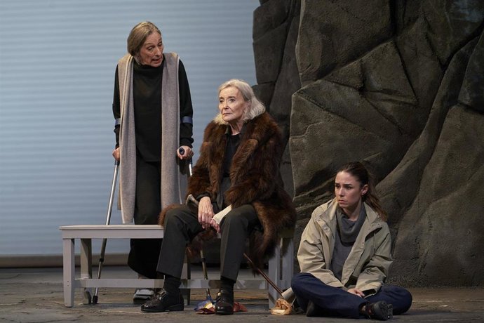 Archivo - Nuria Espert en una representación de 'La isla del aire'