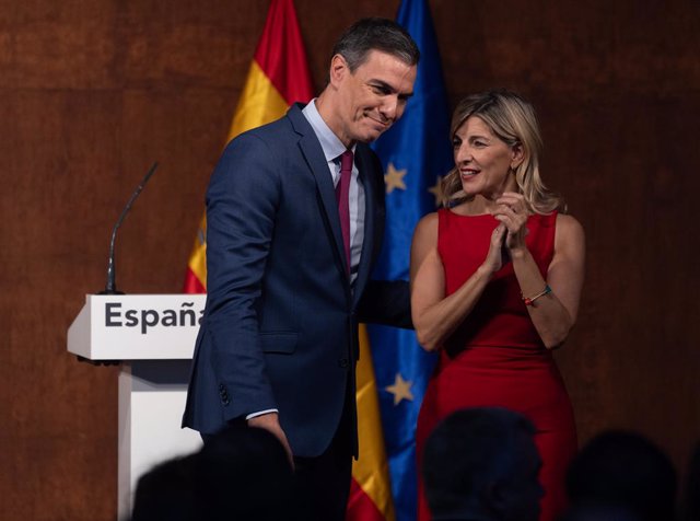 El presidente del Gobierno en funciones, Pedro Sánchez y la líder de Sumar,, Yolanda Díaz, aplauden tras firmar un acuerdo para un Gobierno de coalición progresista en el Museo Reina Sofía, a 24 de octubre de 2023, en Madrid (España).