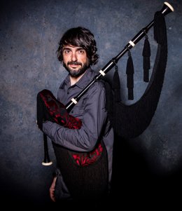 Archivo -    El gaitero José Manuel Tejedor presenta este domingo en la Sala de Cámara del Auditorio de Oviedo su primer trabajo en solitario 'Miraes'