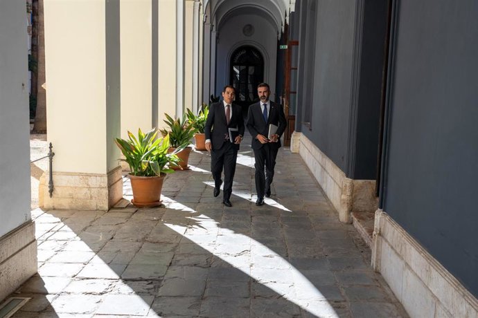 El consejero de Sostenibilidad, Medio Ambiente y Economía Azul de la Junta de Andalucía y portavoz del gobierno, Ramón Fernández-Pacheco, (d) junto el consejero de Justicia, Administración Local y Función Pública José Antonio Nieto Ballesteros (i) en la