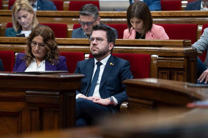 La consellera de la Presidencia, Laura Vilagr, y el presidente de la Generalitat, Pere Aragons, durante una sesión plenaria en el Parlament, a 24 de octubre de 2023