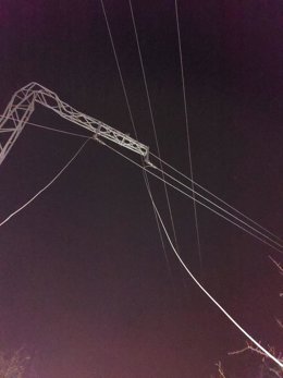 Imagen de una torre de Alta Tensión completamente doblada por la acción de las fortísimas rachas de viento en Sevilla por la borrasca Bernard.