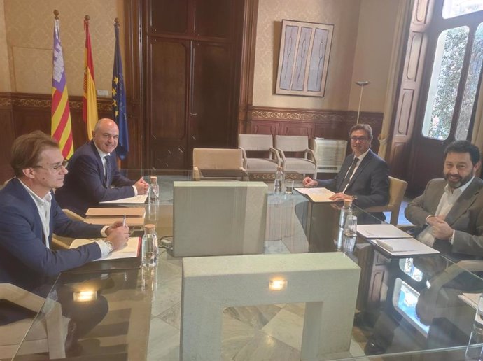 El vicepresidente del Ejecutivo autonómico y conseller de Economía, Hacienda e Innovación, Antoni Costa, reunido con el presidente del Consell de Ibiza, Vicent Marí.