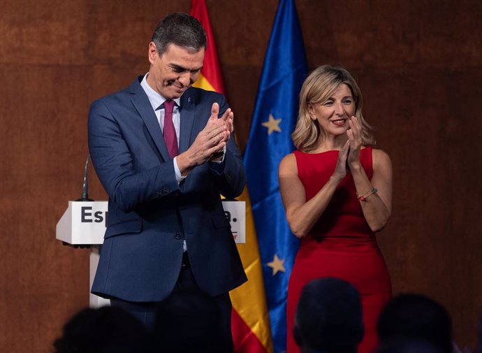 El presidente del Gobierno en funciones, Pedro Sánchez y la líder de Sumar, Yolanda Díaz, aplauden tras firmar un acuerdo para un Gobierno de coalición progresista, en un acto público en el Museo Reina Sofía, a 24 de octubre de 2023, en Madrid (España). 