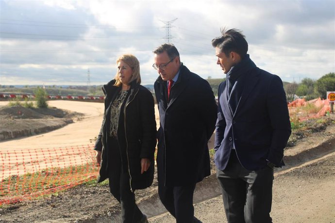 El secretario general del PP de Madrid, Alfonso Serrano, visita las obras del enlace de la M-50 y Rivas.