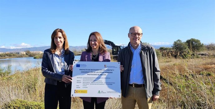 La delegada del Gobierno andaluz en Málaga, Patricia Navarro, visita la desembocadura del Guadalhorce.