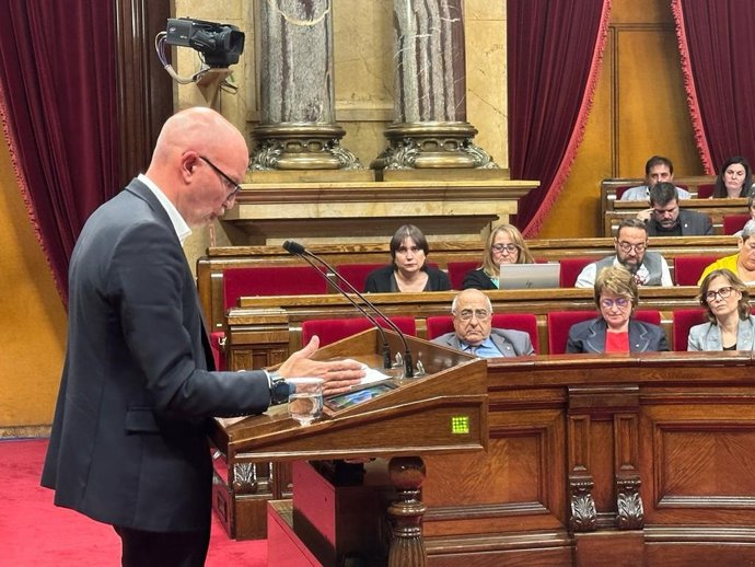 El conseller de Acción Climática, Alimentación y Agenda Rural, David Mascort, en el pleno monográfico sobre energía