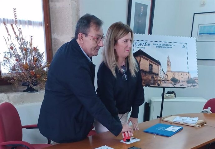 El Ayuntamiento de Briones y Correos presentan el sello dedicado a esta localidad