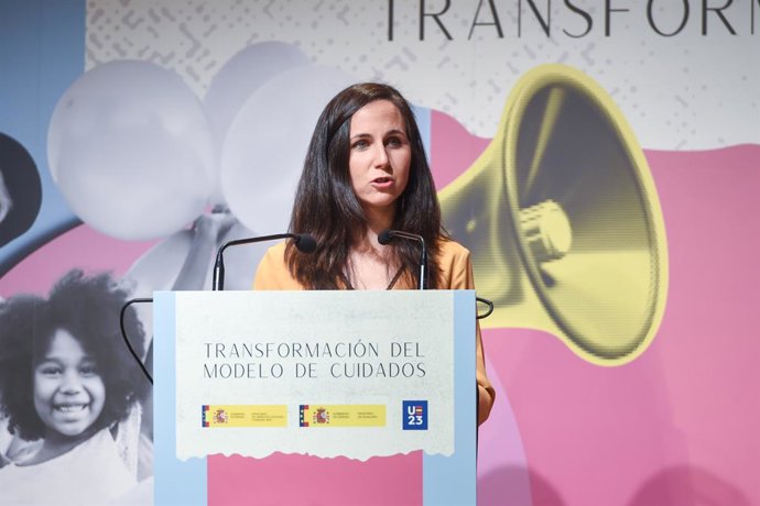 La ministra de Derechos Sociales y Agenda 2030 en funciones, Ione Belarra, interviene en la Reunión de Alto Nivel sobre la Transición de Sistemas de Cuidados hacia Modelos Centrados en las Personas y en la Comunidad, en el Colegio Oficial de Arquitectos