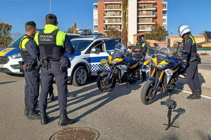 Agentes y motos de la Policía Local de Alicante