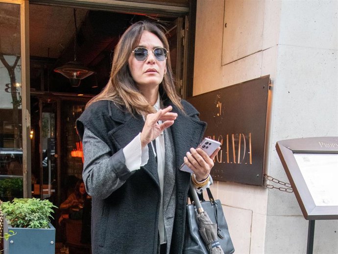 Fabiola Martínez sale de un restaurante, a 24 de octubre de 2023, en Madrid (España).