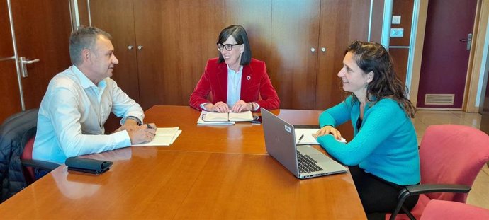Reunión entre el alcalde de Gozón, Jorge Suárez, la consejera de Transición Ecológica, Nieves Roqueñí, y la directora general del Agua, Vanesa Mateo