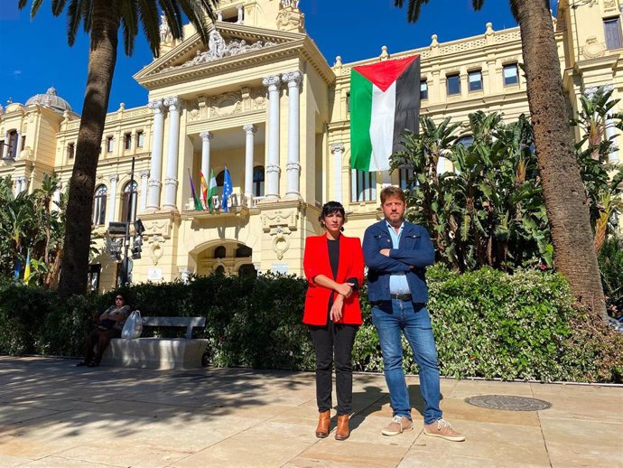 Con Málaga despliega una bandera de Palestina en la fachada del Ayuntamiento de la capital