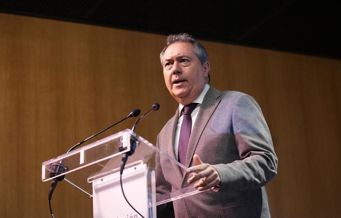 El secretario general del PSOE de Andalucía, Juan Espadas, durante su intervención en las jornadas 'Parlamentarismo, autonomismo y municipalismo en la España constitucional'. A 24 de octubre de 2023, en Sevilla (Andalucía, España). 