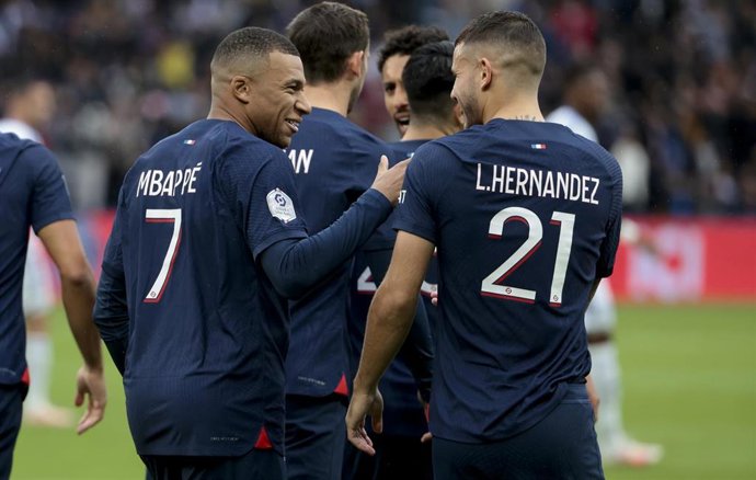 Kylian Mbappe, jugador del PSG, celebra un gol junto a su compañero Lucas Hernández.