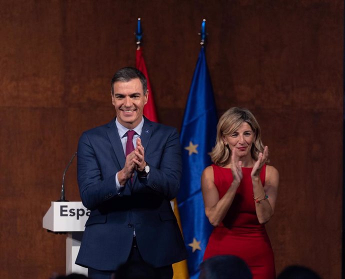 El presidente del Gobierno en funciones, Pedro Sánchez y la líder de Sumar y vicepresidenta segunda del Gobierno y ministra de Trabajo en funciones, Yolanda Díaz, aplauden tras firmar un acuerdo para un Gobierno de coalición progresista