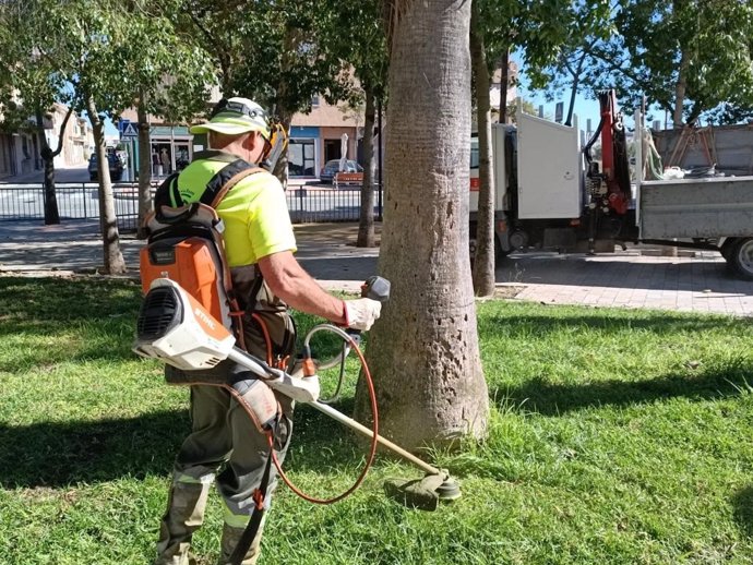 Un operario realiza labores de mantenimiento en una zona verde de la pedanía de Alquerías, en Murcia