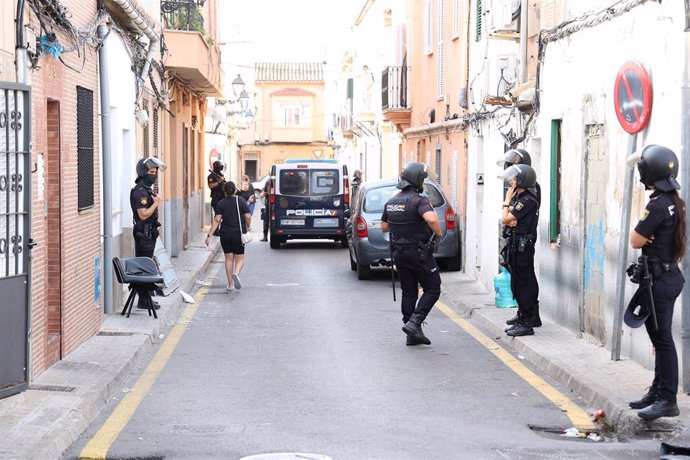 Varios agentes de Policía durante un operativo antidroga en el barrio de La Soledad, en Palma de Mallorca