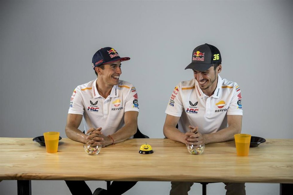 Marc Márquez y Joan Mir ponen a prueba su conocimiento sobre combustibles renovables con grageas sorpresa