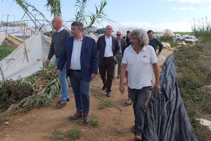 El delegado de la Junta en Huelva, José Manuel Correa, en su visita a una finca agrícola de Lepe afectada por el temporal del domingo.