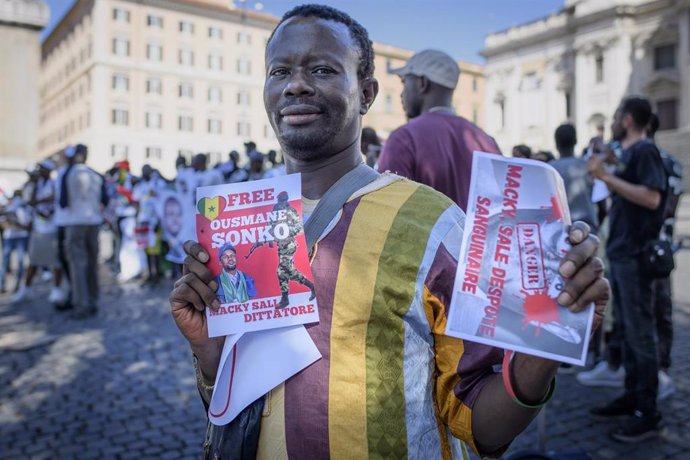 Archivo - Un activista senegalés pide la puesta en libertad del opositor Ousmane Sonko durante una protesta en Italia. 