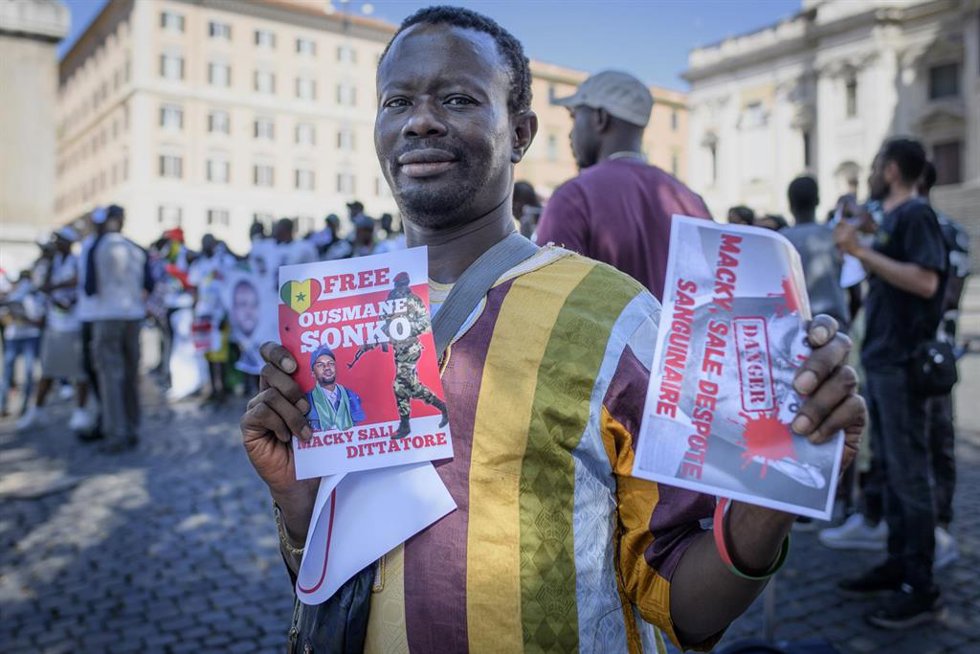 Archivo - Un activista senegalés pide la puesta en libertad del opositor Ousmane Sonko durante una protesta en Italia.