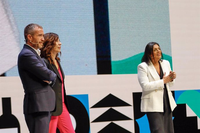 La consejera delegada de Turismo de Tenerife, Dimple Melwani (d), en la convención de Turespaña