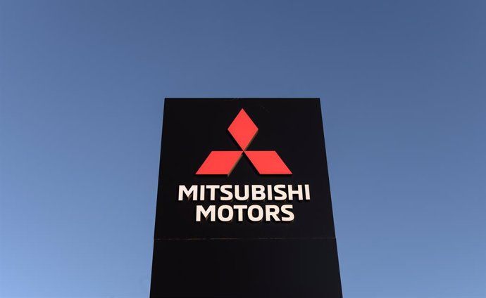 Archivo - FILED - 21 January 2020, Hesse, Friedberg: The logo of Japanese car manufacturer Mitsubishi Motors is seen displayed at the company's premises in Friedberg. Photo: Silas Stein/dpa