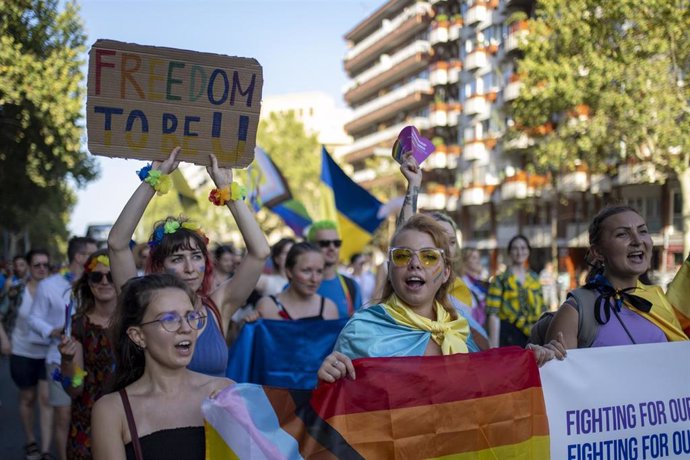 Archivo - Desfile del Pride Barcelona 2023, a 15 de julio de 2023, en Barcelona, Cataluña (España). El Pride Barcelona 2023 se celebra hoy con la manifestación del Orgullo. Se trata de una manifestación tradicional que reúne a miles de personas cada año