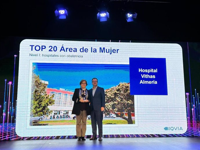 La doctora Pilar Espejo recoge el premio Top20.